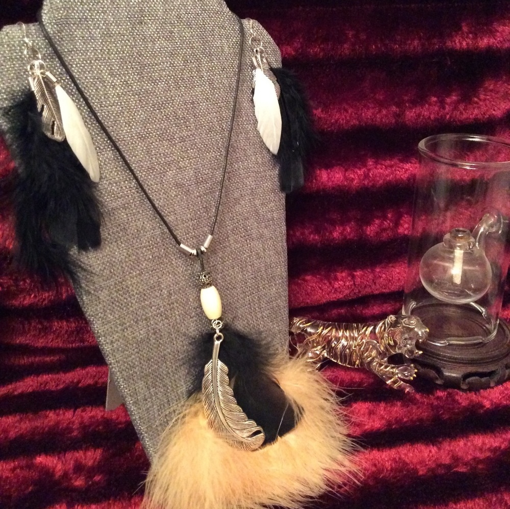 🎈Feather statement set !🎈NWOT-NWB